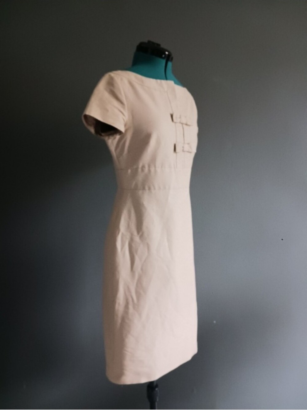 Valentino Classic Cream Sheath Dress with Bow Detail Size 6 - Picture 5 of 10